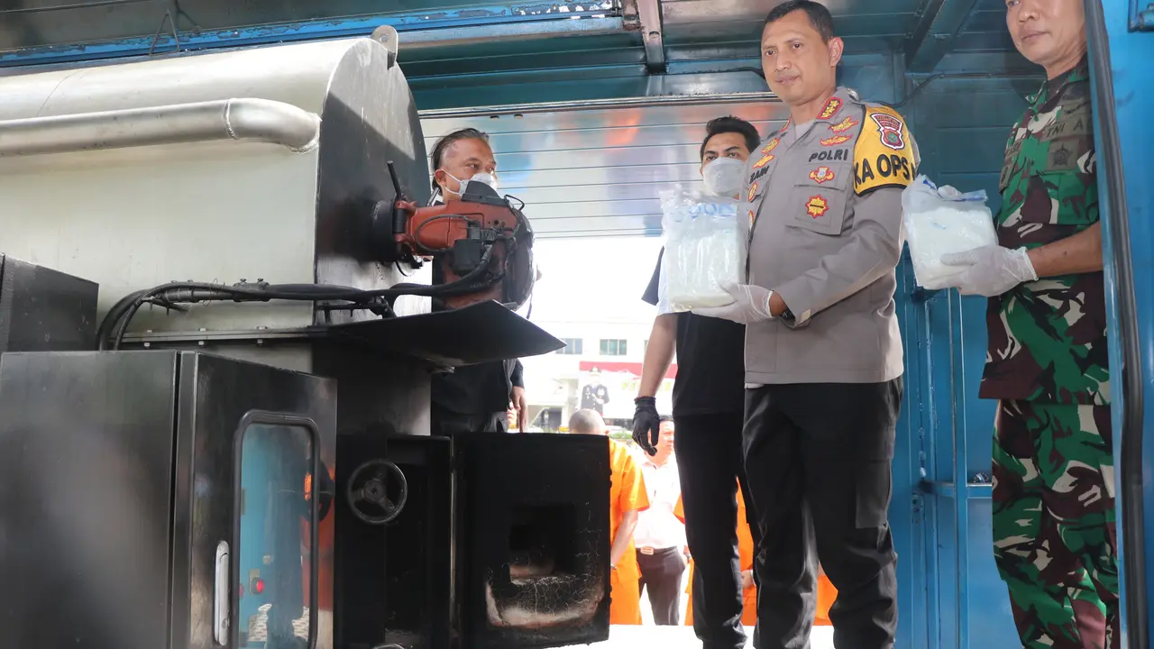 Polres Metro Tangerang memusnahkan barang bukti Sabu seberat 17, 7 kilogram dan 40 butir ekstasi.