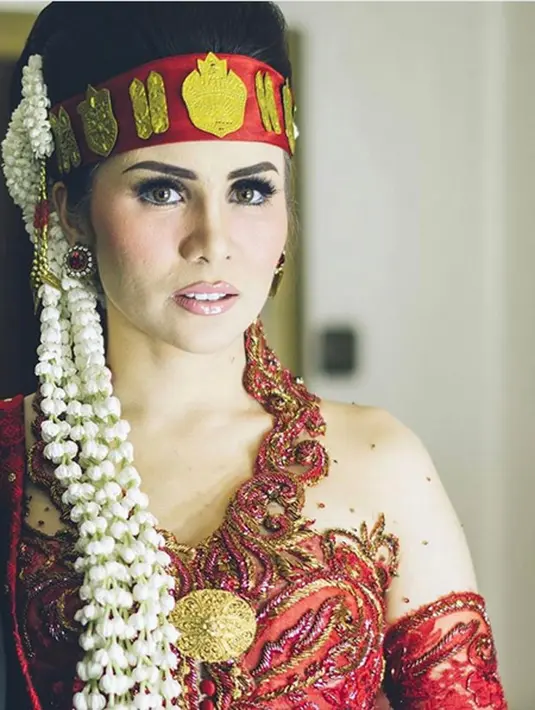 Selesai pesta dari tanah kelahiran suaminya, 20 hari kemudian, pasangan ini kembali menggelar pesta ditanah kelahiran Momo. Sabtu, 29 April keduanya kembali menggelar resepsi ketiganya. (Instagram/nobelphotography)