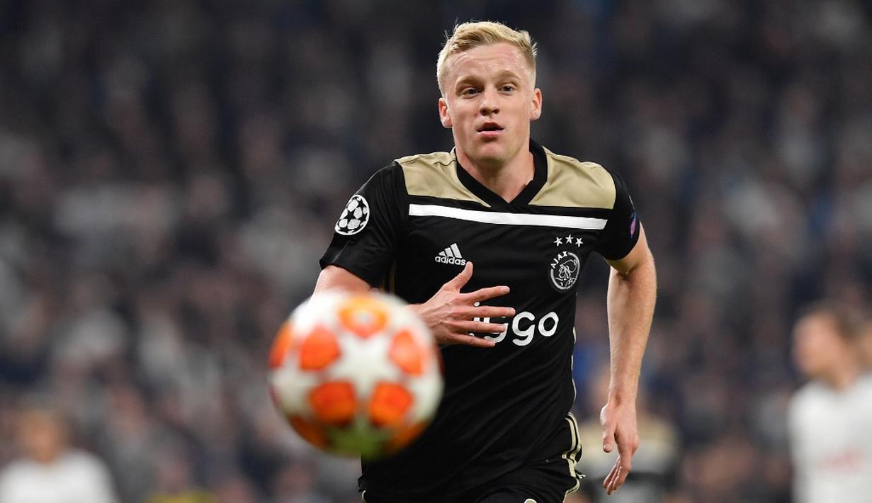 Aksi gelandang Ajax, Donny van de Beek pada leg 1, Semifinal Liga Champions yang berlangsung di Stadion Tottenham Hotspur, London, Rabu (1/5). Ajax menang 1-0 atas Tottenham Hotspur. (AFP/Emmanuel Dunand)