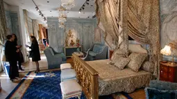 Furniture  ruangan suite Windsor dari Hotel Ritz sebelum dipamerkan di rumah lelang Artcurial, Paris, Rabu (11/4).  Total ada sekitar 1.000 barang perabot dan benda seni yang dilelang dari hotel legendaris di Paris tersebut. (AP Photo/Michel Euler)