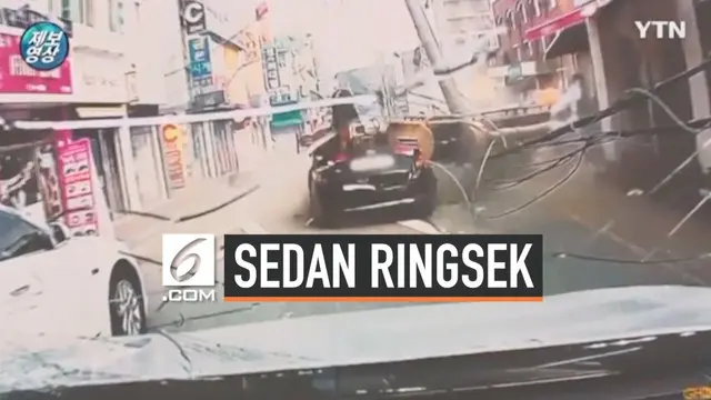 VIDEO: Ngeri, Detik-Detik Sedan Ringsek Tertimpa Alat Berat