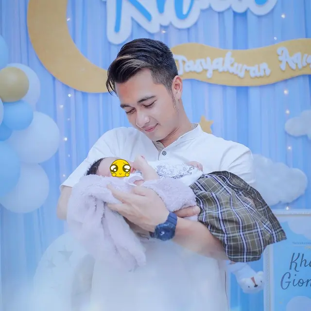 Jadi Ayah Dua Anak Tahun 2021, Ini Potret 6 Seleb Pria Saat Momong Buah Hatinya