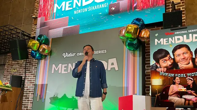 Gading Marten di press release untuk original series terbarunya, 'Menduda', di Home by Moonshine, Sampoerna Strategic Square, Jakarta (Fimela.com/Doc/Rianti Fitri Wulandari)