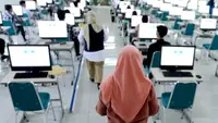 Petugas mengawasi pelaksanaan Ujian Tulis Berbasis Komputer (UTBK) Seleksi Bersama Masuk Perguruan Tinggi Negeri (SBMPTN) 2022 gelombang pertama di Universitas Pembangunan Nasional (UPN), Jakarta, Selasa (17/5/2022). UTBK SBMPTN 2022 digelar mulai hari ini hingga 23 Mei 2022. (merdeka.com/Arie Basuki)