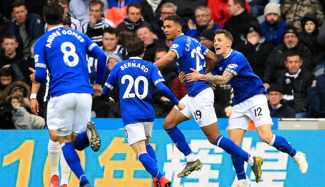 Pemain Everton Dominic Calvert-Lewin (kedua kanan) melakukan selebrasi usai mencetak gol ke gawang Newcastle United dalam lanjutan Liga Inggris pekan ke-30 di St James 'Park, Newcastle, Inggris, Sabtu (9/3). (Owen Humphreys/PA via AP)