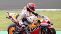 Marc Marquez yang sempat mengalami kecelakaan harus puas mencatatakan waktu di luar posisi 20 besar. Meski demikian, pembalap berjulukan The Baby Alien itu terlihat dalam kondisi baik-baik saja. (Bola.com/Ade Yusuf Satria)