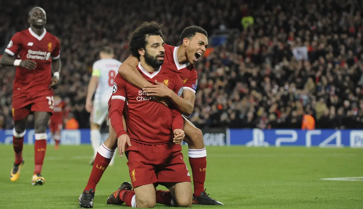 Gelandang Liverpool, Trent Alexander-Arnold, merayakan gol yang dicetak Mohamed Salah ke gawang Spartak Moskow pada laga Liga Champions di Stadion Anfield, Liverpool, Rabu (6/12/2017). Liverpool menang 7-0 atas Spartak. (AP/Rui Vieira)