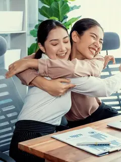 Memberikan pelukan hangat pada rekan kerja bisa menjadi tanda bahwa kamu sangat berempati dan pengertian terhadapnya. (Foto dok: Freepik/Frolopiaton Palm).
