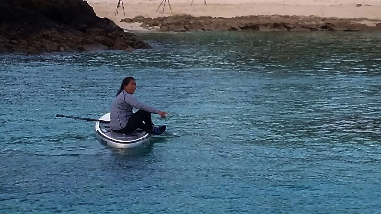 Menteri Kelautan dan Perikanan Susi Pudjiastuti asyik bermain kano di Pulau Senoa, Kabupaten Natuna, Provinsi Kepulauan Riau. (Liputan6.com/Ajang Nurdin)