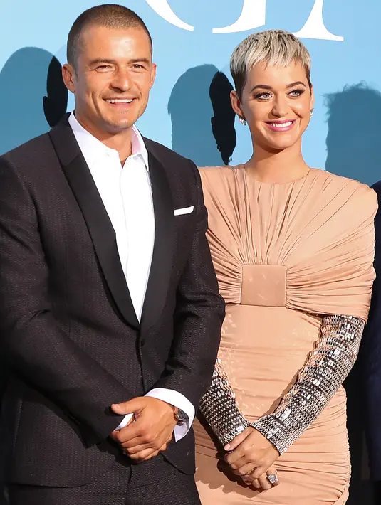 Pasangan kekasih, Orlando Bloom dan Katy Perry tampil bersama di karpet merah Gala untuk Global Ocean di Monaco, Rabu (26/9). Katy Perry dan Orlando dilaporkan kembali balikan pada April tahun ini, setelah putus pada Februari 2017 lalu. (AFP/Valery HACHE)