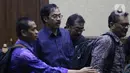 Terdakwa penerimaan gratifikasi selama menjabat sebagai Gubernur Kepulauan Riau pada kurun waktu 2016-2019, Nurdin Basirun (kedua kiri) usai menjalani sidang lanjutan Pengadilan Tipikor Jakarta, Kamis (19/12/2019). Sidang mendengar keterangan saksi-saksi. (Liputan6.com/Helmi Fithriansyah)