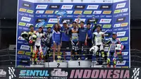 Rafid Topan (tengah) saat berada di podium pada Yamaha Endurance Festival (Liputan6.com/Helmi Fithriansyah)