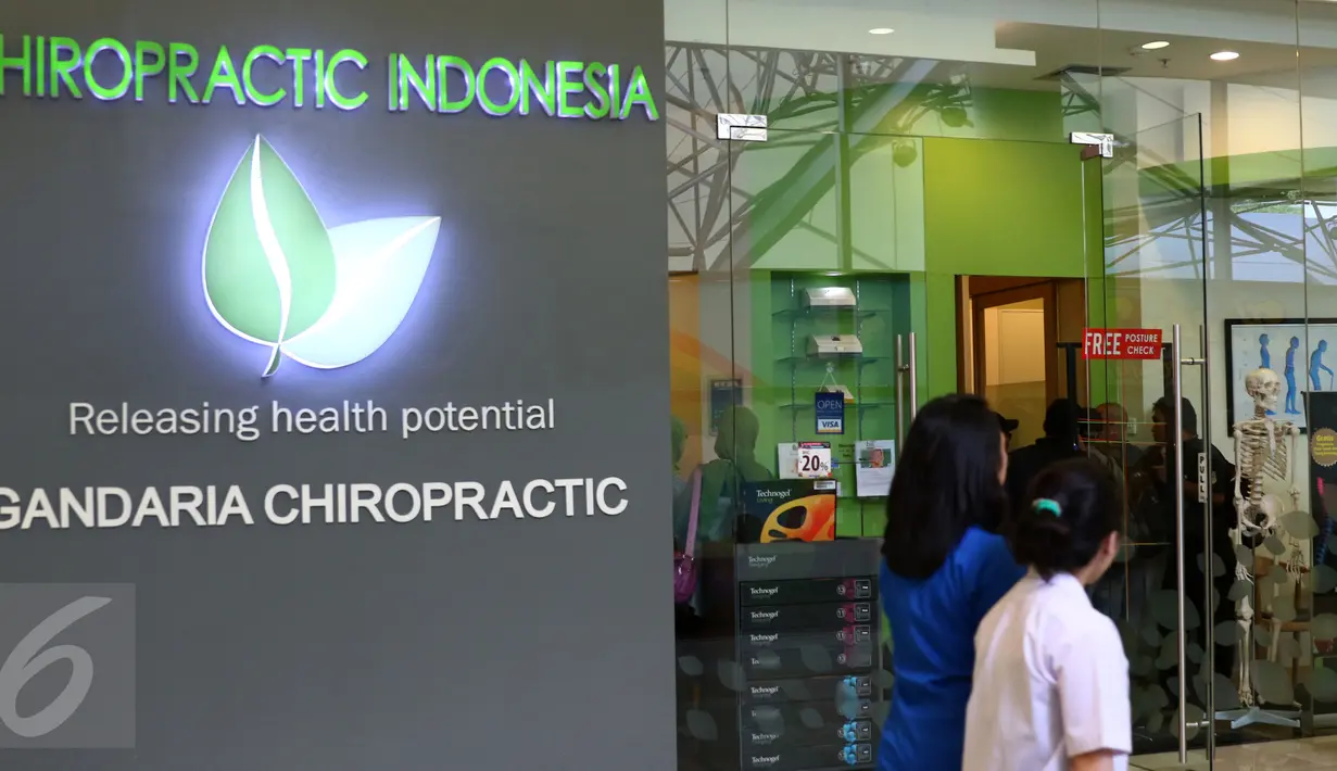 Petugas gabungan melakukan inspeksi mendadak di Klinik Chiropractic Mall Gandaria City, Senin (11/1/2016). Hasil inspeksi menemukan bahwa klinik Chiropractic tersebut tak berizin. (Liputan6.com/Yoppy Renato)