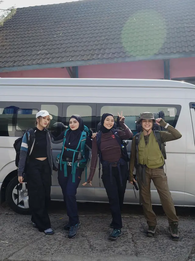7 Potret Seru Dara Arafah Bareng Awkarin Naik Gunung Prau Ini Menantang
