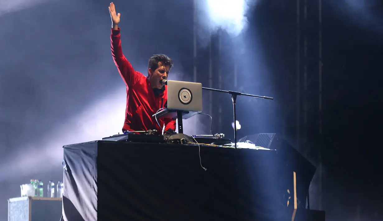 Penampilan luar biasa diberikan DJ asal Inggris, Mark Ronson tampil dalam festival musim panas We The Fest (WTF) 2016. Meski arena konser diguyur hujan, tidak menyurutkan niat para penonton meninggalkan arena. (Galih W. Satria/Bintang.com)