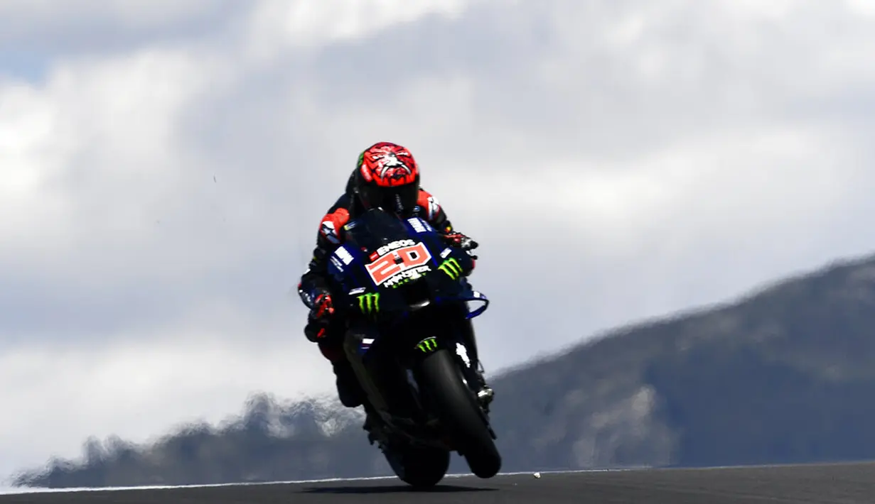 Pembalap Fabio Quartararo mengendarai sepeda motornya pada pertandingan balap MotoGP Portugal di Sirkuit Algarve International dekat Portimao, Portugal, Minggu (18/4/2021). Fabio Quartararo menjadi juara dan merangsek ke urutan pertama klasemen sementara dengan total 61 poin. (AP Photo/Jose Breton)