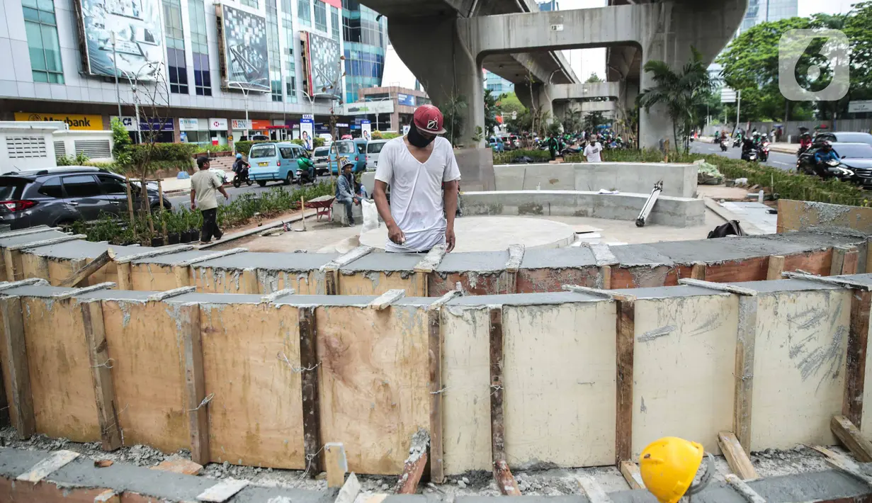 Aktivitas pekerja saat merampungkan proyek revitalisasi trotoar di sepanjang Jalan Satrio-Casablanca, Jakarta Selatan, Selasa (10/12/2019). Kawasan ini akan menjadi tempat warga berkegiatan. (Liputan6.com/Faizal Fanani)