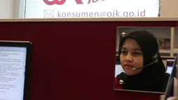 Petugas tengah melakukan pelayanan call center di Kantor Otoritas Jasa Keuangan (OJK), Jakarta.. (Liputan6.com/Angga Yuniar)