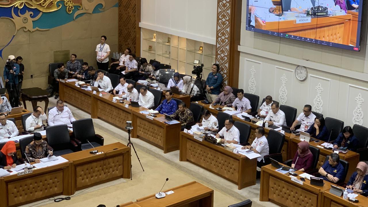Badan Legislasi (Baleg)  DPR menggelar rapat kerja bersama Kemendagri membahas RUU Daerah Khusus Jakarta (DKJ) pada Rabu (13/3/2024).