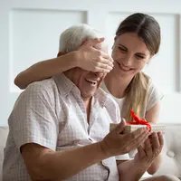 ilustrasi ayah dan anak dewasa/ copyright By fizkes from Shutterstock