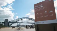 Para wisatawan terlihat di dekat Sydney Harbour Bridge di Sydney, Australia, pada 1 September 2020. Sektor pariwisata di Australia terdampak parah oleh pandemi COVID-19. (Xinhua/Hu Jingchen)