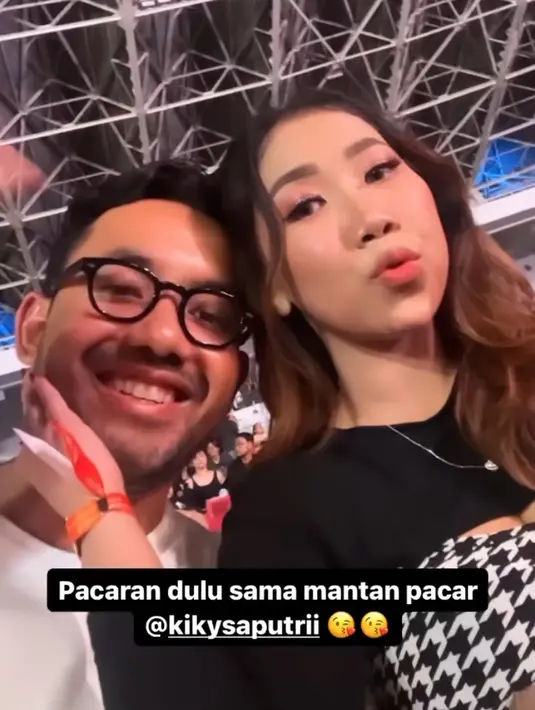 Kiky Saputri tampil dengan baju hitam putih motif houndstooth. Ia pun hadir bersama sang suami yang mengenakan baju putih. [@kikysaputrii]