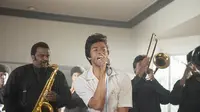 Melalui sebuah trailer, Chadwick Boseman menghayati aktingnya sebagai mendiang musisi James Brown dalam film Get on Up.