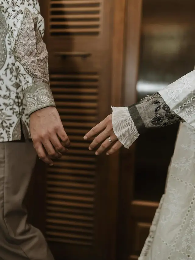 Potret Feby Putri Umumkan Pertunangan, Tampil  dengan Kebaya Payet Simpel dan Hijab Pashmina Cerah