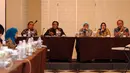 Deputi Kerjasama Luar Negeri dan Promosi BNP2TKI, Elia Rosalina Sunityo (tengah) memimpin langsung Rapat Penajaman Cetak Biru Kedeputian Kerjasama Luar Negeri dan Promosi 2016-2019 di Bogor, Kamis (10/12/2015). (Liputan6.com/Helmi Fithriansyah)
