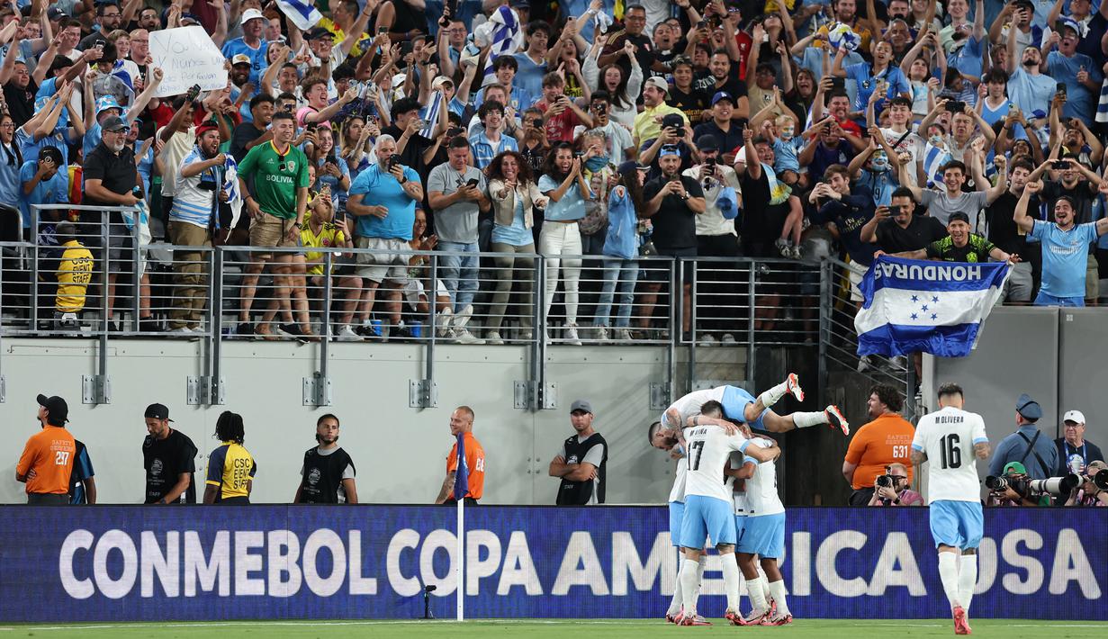 Pemain Uruguay merayakan gol di depan para pendukungnya saat laga Grup C Copa America 2024 melawan Bolivia di MetLife Stadium, East Rutherford, New Jersey, Jumat (28/06/2024) WIB. (AFP/Charly Triballeau)