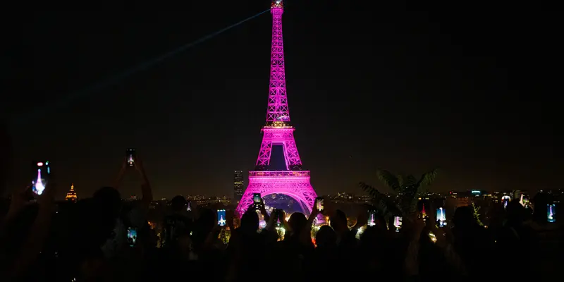 Menara Eifel Berwarna Merah Muda