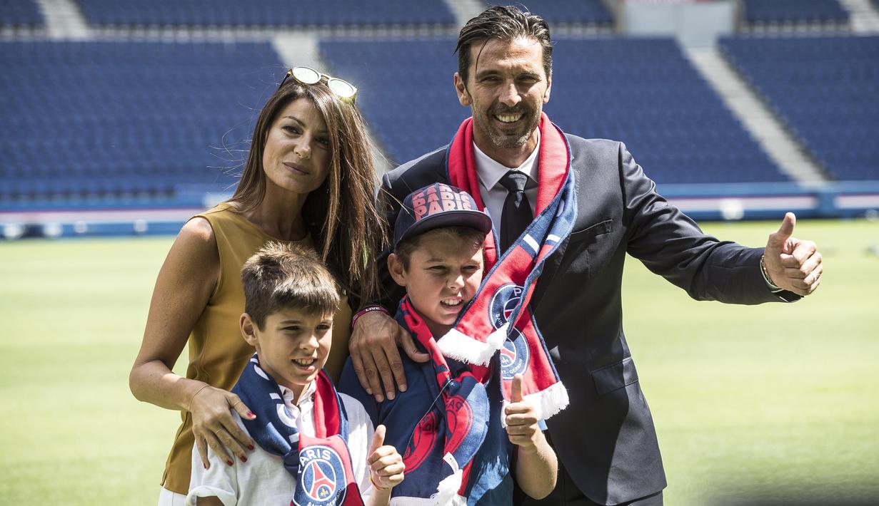 Kiper anyar Paris Saint-Germain (PSG), Gianluigi Buffon, bersama keluarganya saat diperkenalkan di Stadion Parc des Princes, Paris, Senin (9/7/2018). PSG resmi perkenalkan Gianluigi Buffon sebagai rekrutan baru. (AP/Jean-Francois Badias)
