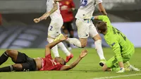 Penjaga gawang Copenhagen Karl-Johan Johnsson (kanan) bereaksi setelah pemain Manchester United Anthony Martial dilanggar dalam kotak penalti pada perempat final Liga Europa di Cologne, Jerman, Senin (10/8/2020). Manchester United menang 1-0. (Wolfgang Rattay/Pool via AP)