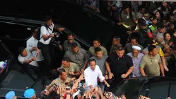 Capres  01 Joko Widodo saat menyapa para pendukungnya di Jakarta, Rabu (17/4). Meskipun Jokowi-Ma'ruf unggul dalam hitungan cepat namun Jokowi meminta para pendukungnya tetap menunggu penghitungan resmi KPU atas hasil perolehan suara Pilpres 2019. (Liputan6.com/Angga Yuniar)