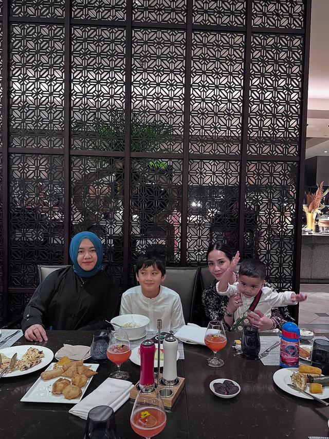6 Potret Nagita Slavina Bukber Bareng Karyawan, Rafathar dan Rayyanza Ikut Ramaikan