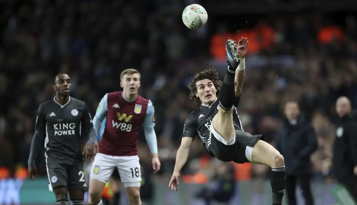 Bek Leicester City, Caglar Soyuncu menendang bola saat bertanding melawan Aston Villa pada pertandingan semifinal Piala Liga Inggris di Villa Park, Birmingham (28/1/2020). Villa menang 2-1 atas Leicester. (AP Photo/Rui Vieira)