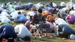 Warga melaksanakan salat Idul Adha di Lapangan Perumahan Sawangan Permai, Depok, Jawa Barat, Jumat (31/7/2020). Hari ini, seluruh umat muslim di dunia merayakan Idul Adha 1441 H yang dilanjutkan dengan pemotongan hewan kurban. (merdeka.com/Arie Basuki)