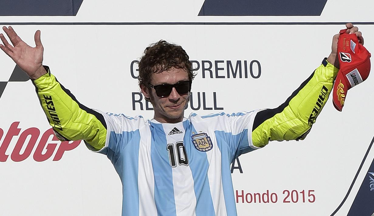 Pebalap MotoGP asal Italia, Valentino Rossi, memakai jersey Argentina saat juara di Sirkuit Termas de Rio Hondo, Argentina, Minggu (19/3/2018). (AFP/Juan Mabromata)