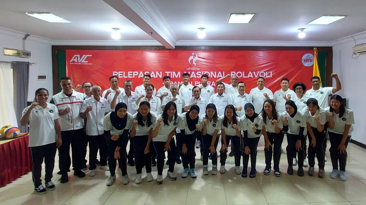 Jajaran Atlet dan Ofisial Tim Nasional Voli Putri (indoor) dan Voli Pantai Putra, saat acara Pelepasan Tim Nasional Bola Voli di Padepokan Voli, Sentul, Bogor, Minggu (13-9-2026). (Bola.com/Arif Anggara Mulya)