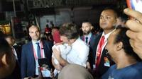 Presiden Perancis Emmanuel Macron menggendong bayi di Bali belum lama ini. (Foto: Twitter)