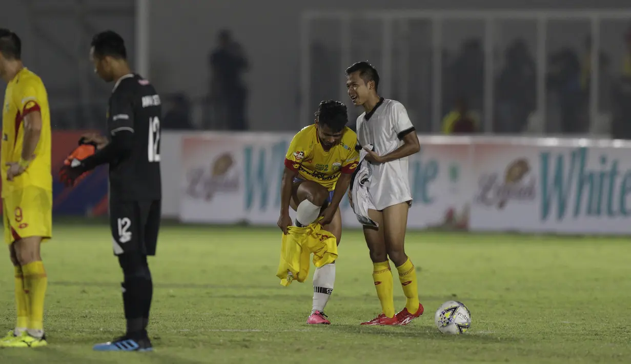 Gelandang Madura United, Andik Vermansah, bertukar jersey dan celana dengan gelandang Bhayangkara FC, Wahyu Suboseto, pada laga Liga 1 2019 di Stadion Madya, Jakarta, Senin (5/8). Kedua tim bermain imbang 1-1. (Bola.com/M iqbal Ichsan)