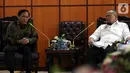 Dirut Indosiar Imam Sudjarwo berbincang dengan Ketua DPD RI, La Nyalla Mattalitti saat audiensi di Nusantara III, Kompleks Parlemen, Senayan, Jakarta, Selasa (29/10/2019). Audiensi tersebut membahas kerjasama antara SCM dan DPD RI. (Liputan6.com/Johan Tallo)