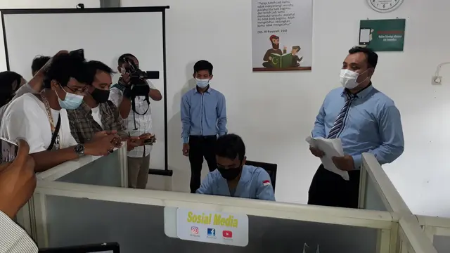 Inkubator Bisnis Mahasiswa (IBM) STMIK Komputama, Cilacap, fasilitas untuk praktik digital marketing, seperti pasar saham dan mata uang kripto. (Foto: Liputan6.com/Muhamad Ridlo)