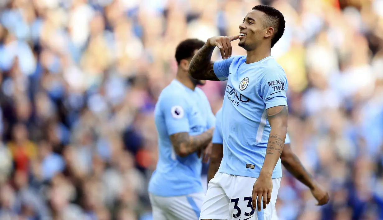 Striker Manchester City, Gabriel Jesus, melakukan selebrasi usai mencetak gol ke gawang Stoke City pada laga Premier League di Stadion Etihad, Sabtu (14/10/2017). Manchester City menang 7-2 atas Stoke City. (AP/Mike Egerton)