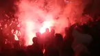 Polisi menembakkan gas air mata membubarkan pengunjuk rasa yang marah dengan pemberlakuan kembali jam malam Covid-19 pada akhir pekan di depan gedung Majelis Nasional di Beograd, Selasa (7/7/2020). Demonstran meneriakkan agar Presiden Serbia Aleksandar Vucic mengundurkan diri. (OLIVER BUNIC/AFP)