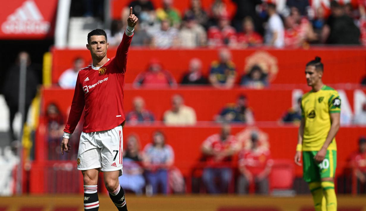 Cristiano Ronaldo yang kini tengah menjalani musim kedua bersama Al Nassr di Saudi Pro League tercatat pernah membela satu klub di Premier League, yaitu Manchester United yang dibelanya dalam dua periode, 2003/2004 hingga 2008/2009 dan 2021/2022 hingga tengah musim 2022/2023. Total bermain dalam 236 laga di Premier League, ia mampu mengoleksi 103 gol dan 39 assist, termasuk 3 kali hattrick. Hattrick terakhirnya dicetak ke gawang Norwich saat Manchester United menang 3-2 pada laga pekan ke-33 Premier League musim 2021/2022 (16/4/2022). (AFP/Paul Ellis)