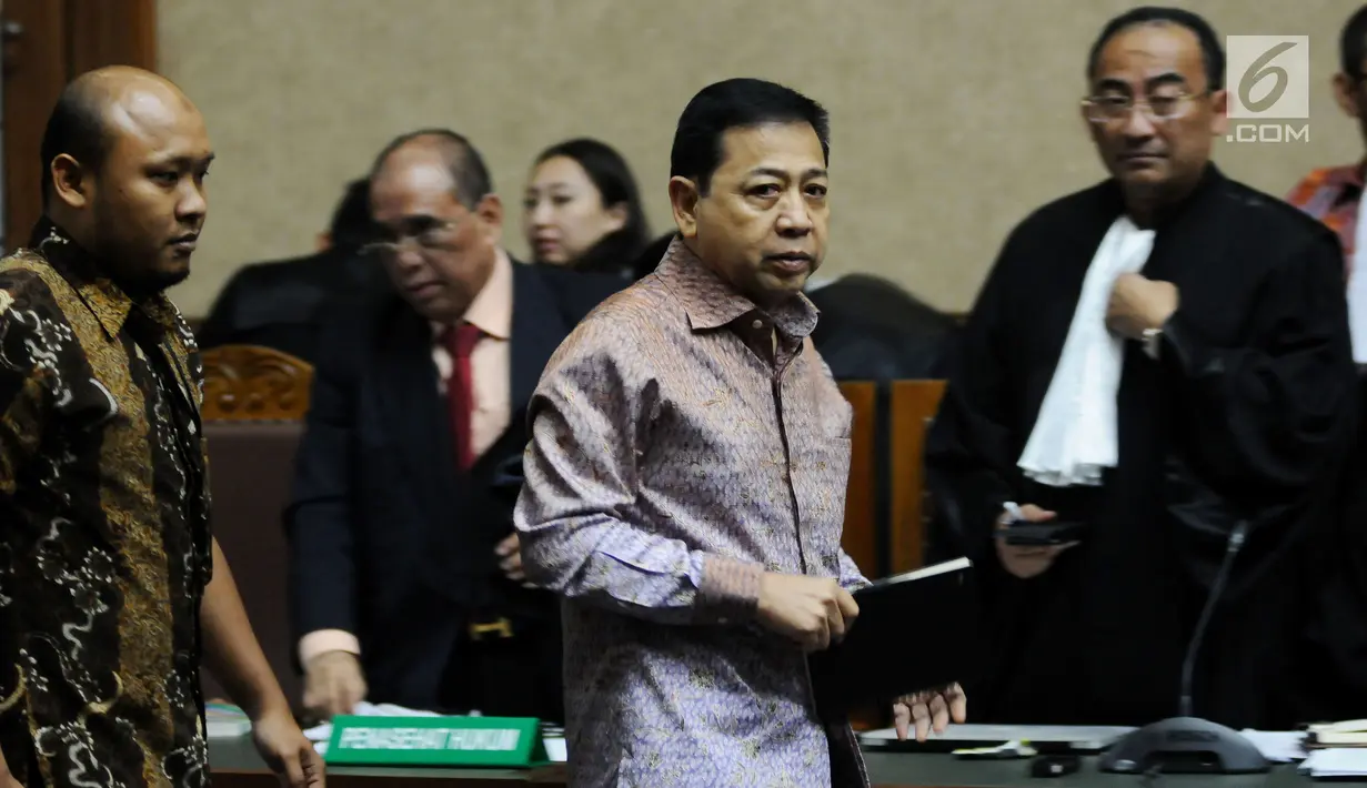 Terdakwa dugaan korupsi proyek e-KTP Setya Novanto (tengah) meninggalkan ruang persidangan saat jeda sidang lanjutan di Pengadilan Tipikor, Jakarta, Senin (15/1). Sidang bergaendakan mendengar keterangan saksi. (Liputan6.com/Helmi Fithriansyah)