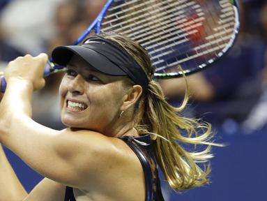 Maria Sharapova mengembalikan bola saat melawan unggulan kedua Simona Halep  pada turnamen AS Terbuka 2017 di Stadion Arthur Ashe, New York (28/8/2017). Sharapova menang 6-4,4-6,6-3. (AP/Kathy Willens)
