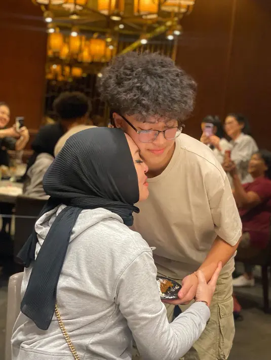 Tidak hanya membuat kejutan sederhana di rumah, tapi juga perayaan bersama orang-orang tercinta disuatu tempat makan. Artis 45 tahun itu mengaku merasakan kebahagiaan yang luar biasa sebagai seorang ibu. [Instagram/angelinasondakh09]