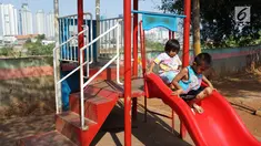 Anak-anak bermain dengan fasilitas permainan yang tersedia di kawasan Tanah Abang, Jakarta, Selasa (23/7/2019). Pada peringatan Hari Anak Nasional yang jatuh 23 Juli, masih banyak anak-anak Indonesia yang belum dapat memiliki ruang bermain layak. (Liputan6.com/Immanuel Antonius)